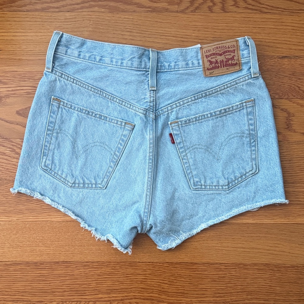 Levi’s 501 Jean Shorts - Picture 2 of 5